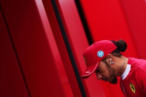 Hamilton e la Ferrari, rapporti tesi e frecciatine