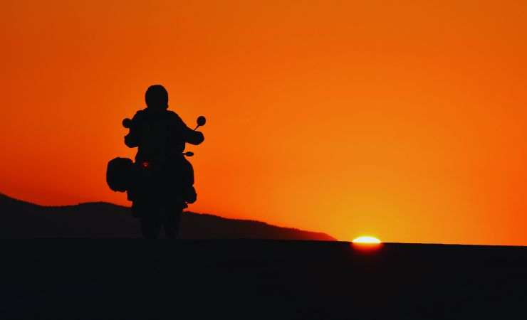 moto al tramonto