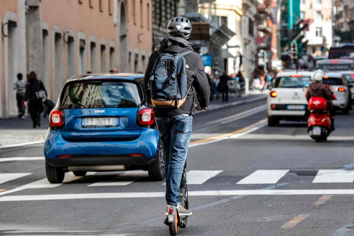 Guida del monopattino in città