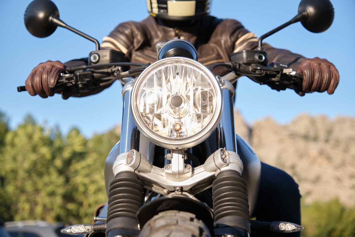Moto con faro davanti